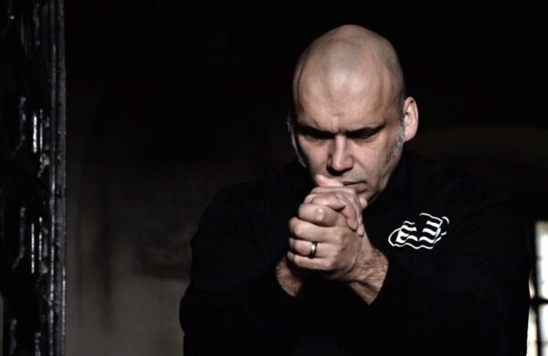 Ο BLAZE BAYLEY ανακοινώνει την «πολύ δύσκολη απόφαση» να σταματήσει τις συναντήσεις MEET & GREET με τους θαυμαστές