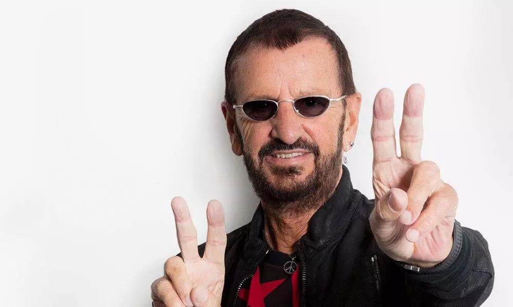 Ο Ringo Starr κλείνει τα 84 στέλνοντας το μήνυμα “Peace and Love” 
