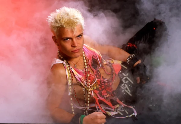 Ο Billy Idol παρουσιάζει μια νέα εκτέλεση του «White Wedding»