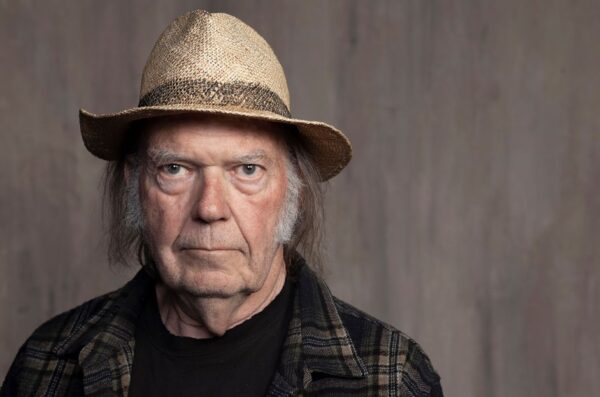 Ο Neil Young προσφέρει στους κατοίκους της Γροιλανδίας δωρεάν πρόσβαση σε ολόκληρο το μουσικό του κατάλογο