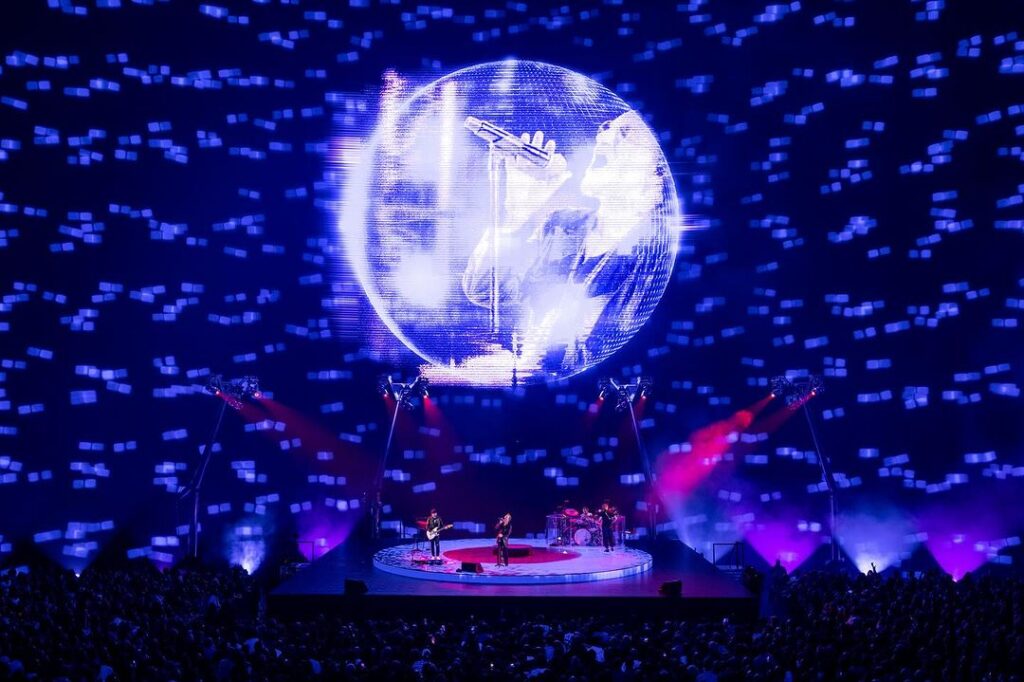U2: Επικό βίντεο από την ερμηνεία του “Beautiful Day” στο Sphere