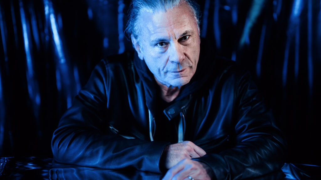 Ο BRUCE DICKINSON των IRON MAIDEN μοιράζεται συμβουλές για τους νέους καλλιτέχνες: «Ένα από τα πιο σημαντικά πράγματα είναι η αυτοπεποίθηση»