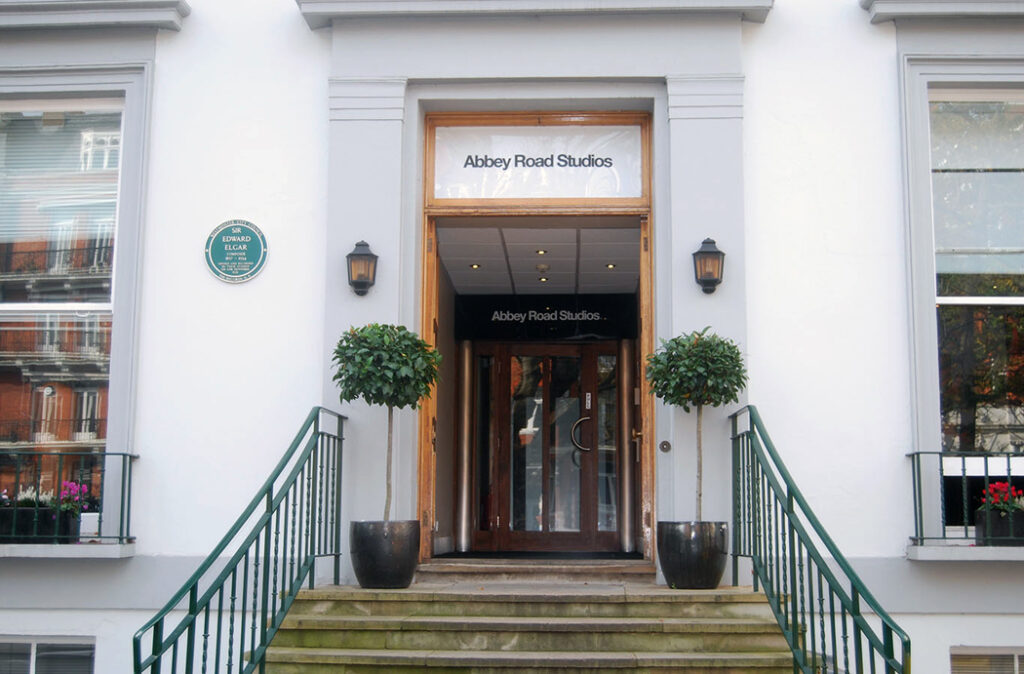 Abbey Road Studios: Ανοίγουν τις πόρτες τους στο κοινό για μια μοναδική ξενάγηση 