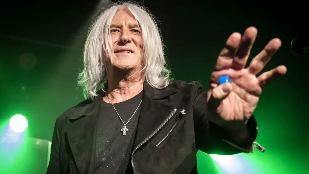 Ο Joe Elliott προειδοποιεί τους θαυμαστές για επιτήδειους που ζητούν χρήματα