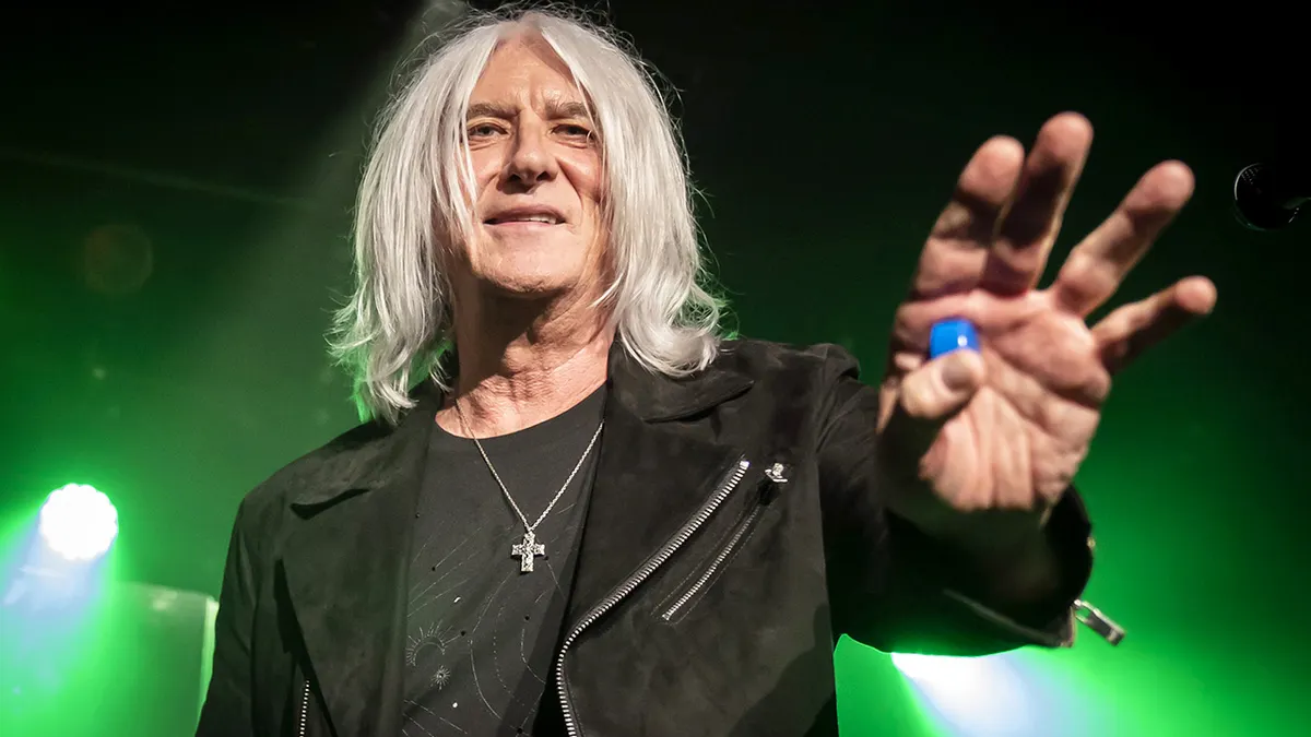 Ο Joe Elliott προειδοποιεί τους θαυμαστές για επιτήδειους που ζητούν χρήματα