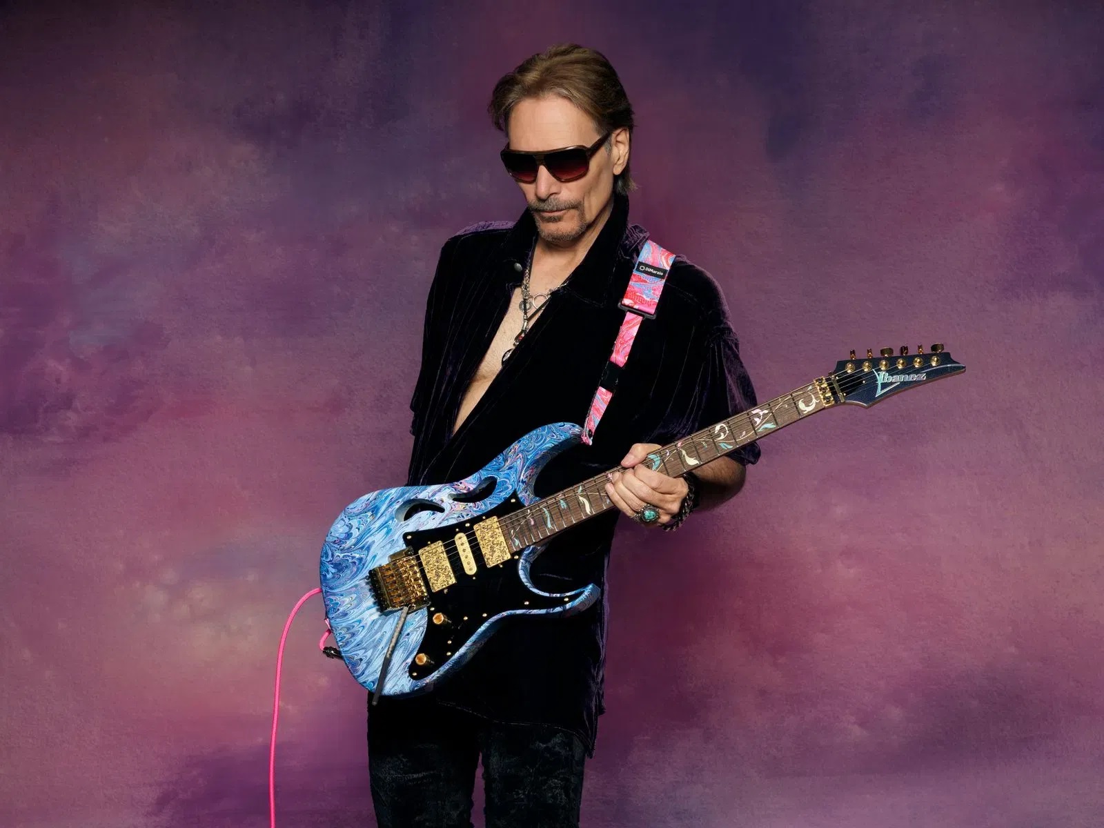 Ο STEVE VAI μοιράζεται μια ματιά πίσω από τις σκηνές της νέας του συλλογής έργων τέχνης