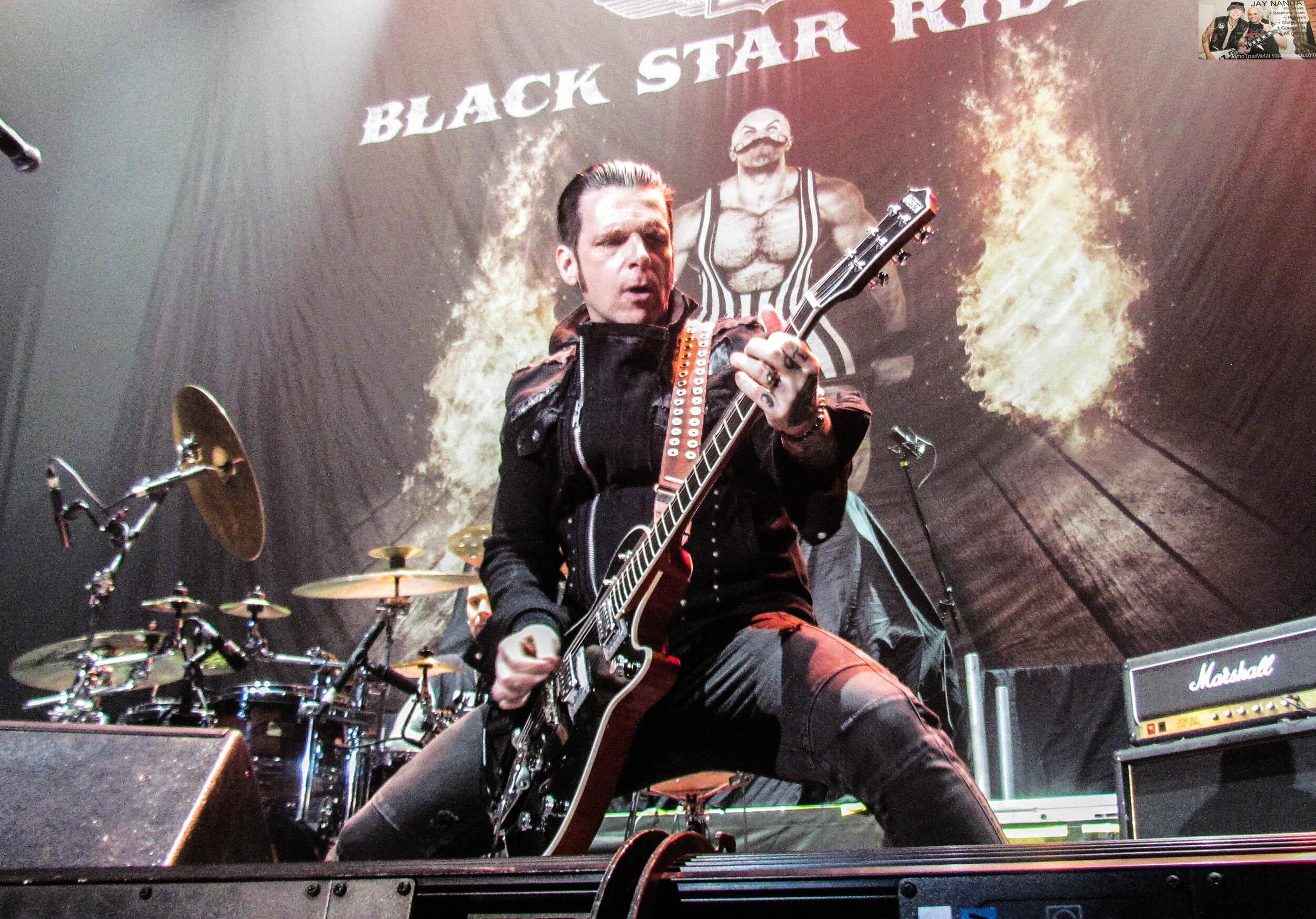 Ricky Warwick: Χριστουγεννιάτικο ροκ τραγούδι με τον Joe Elliott και τον Billy Duffy