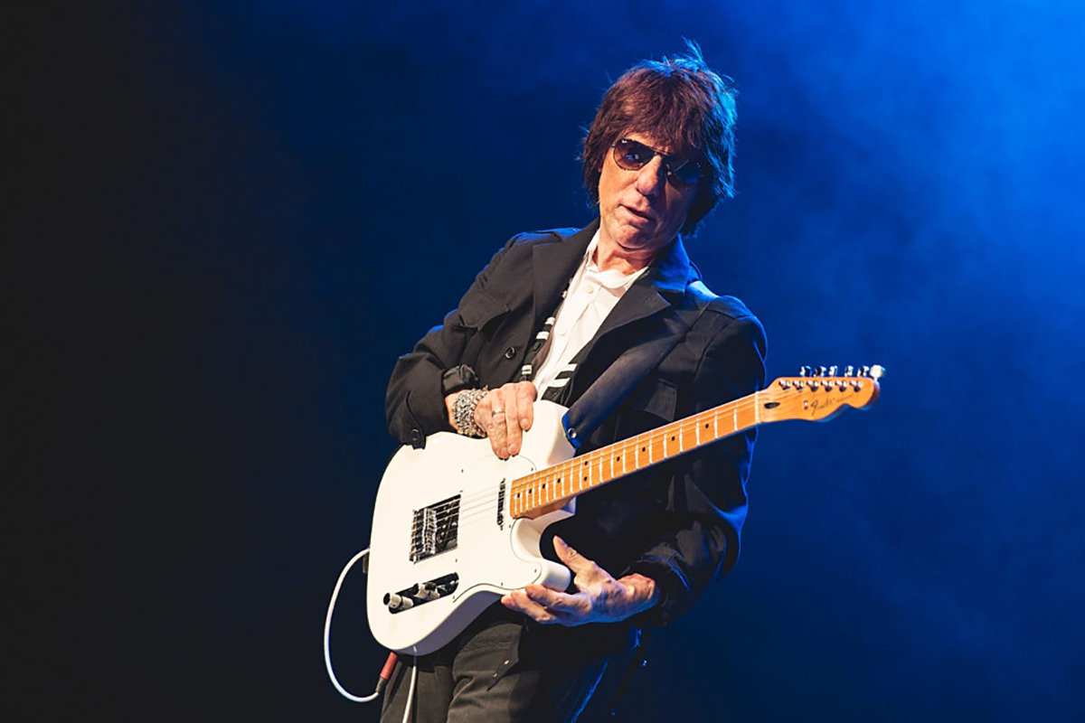 Σε δημoπρασία οι κιθάρες του Jeff Beck
