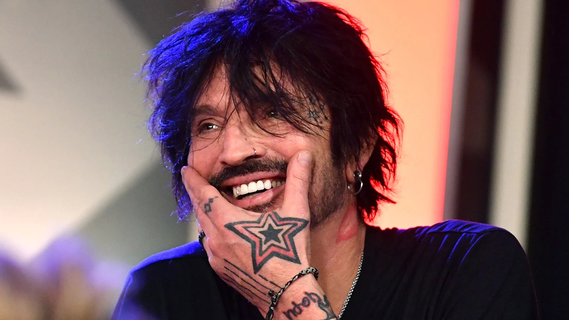 Ο Tommy Lee κάνει ντους μόνο «μία φορά την εβδομάδα», λέει η σύζυγός του
