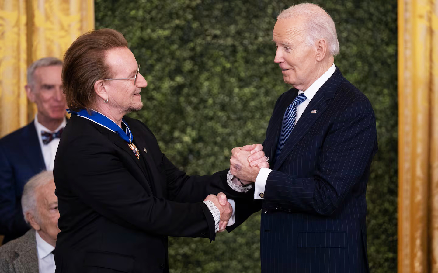Ο Bono των U2 έλαβε το Μετάλλιο της Ελευθερίας από τον Joe Biden