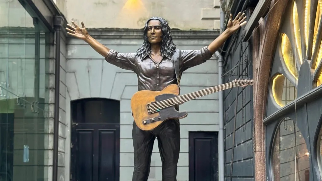 Άγαλμα του Rory Gallagher στο Μπέλφαστ