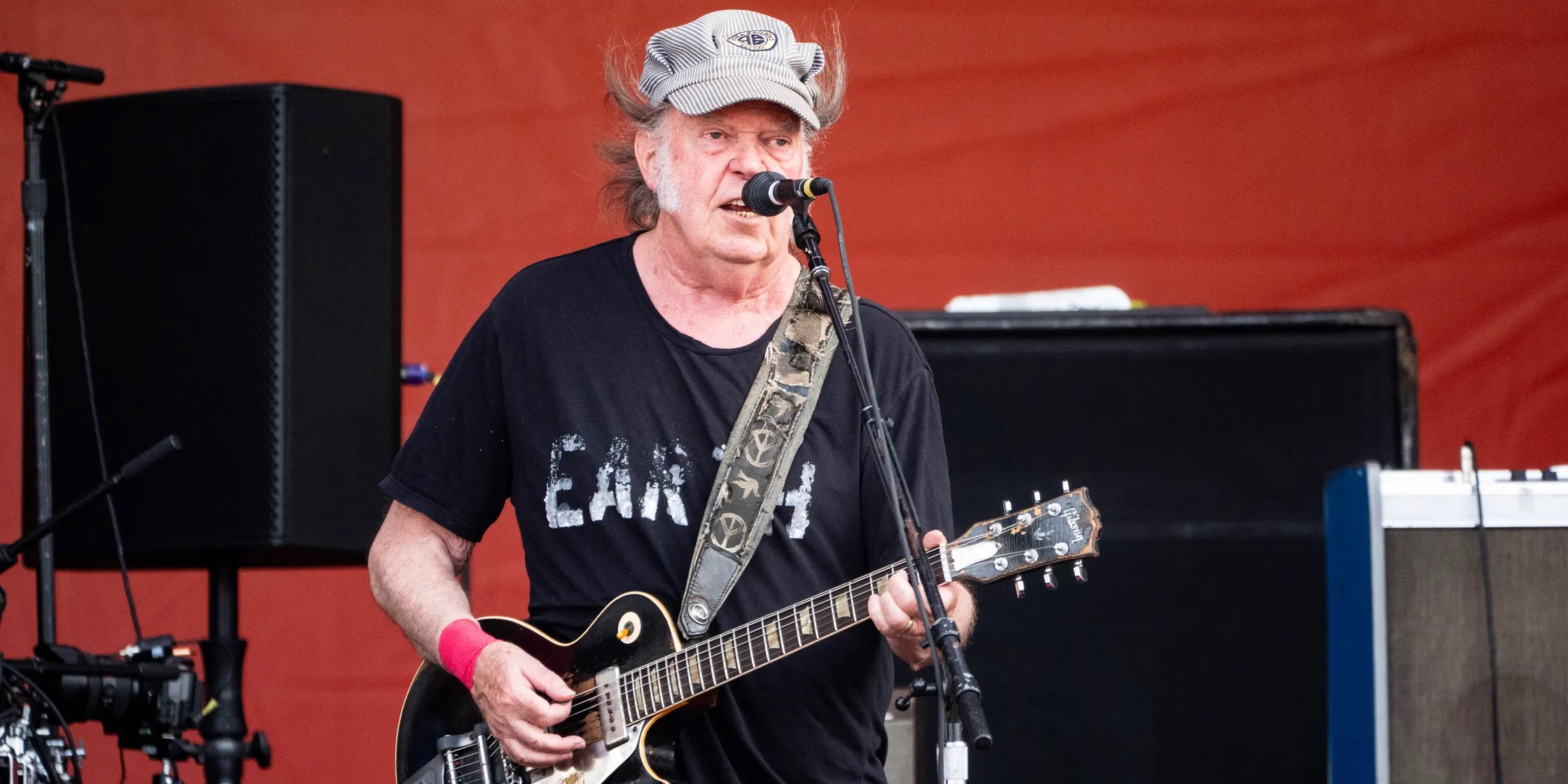 Neil Young: Περιοδεύει το καλοκαίρι στην Ευρώπη με τους Chrome Hearts