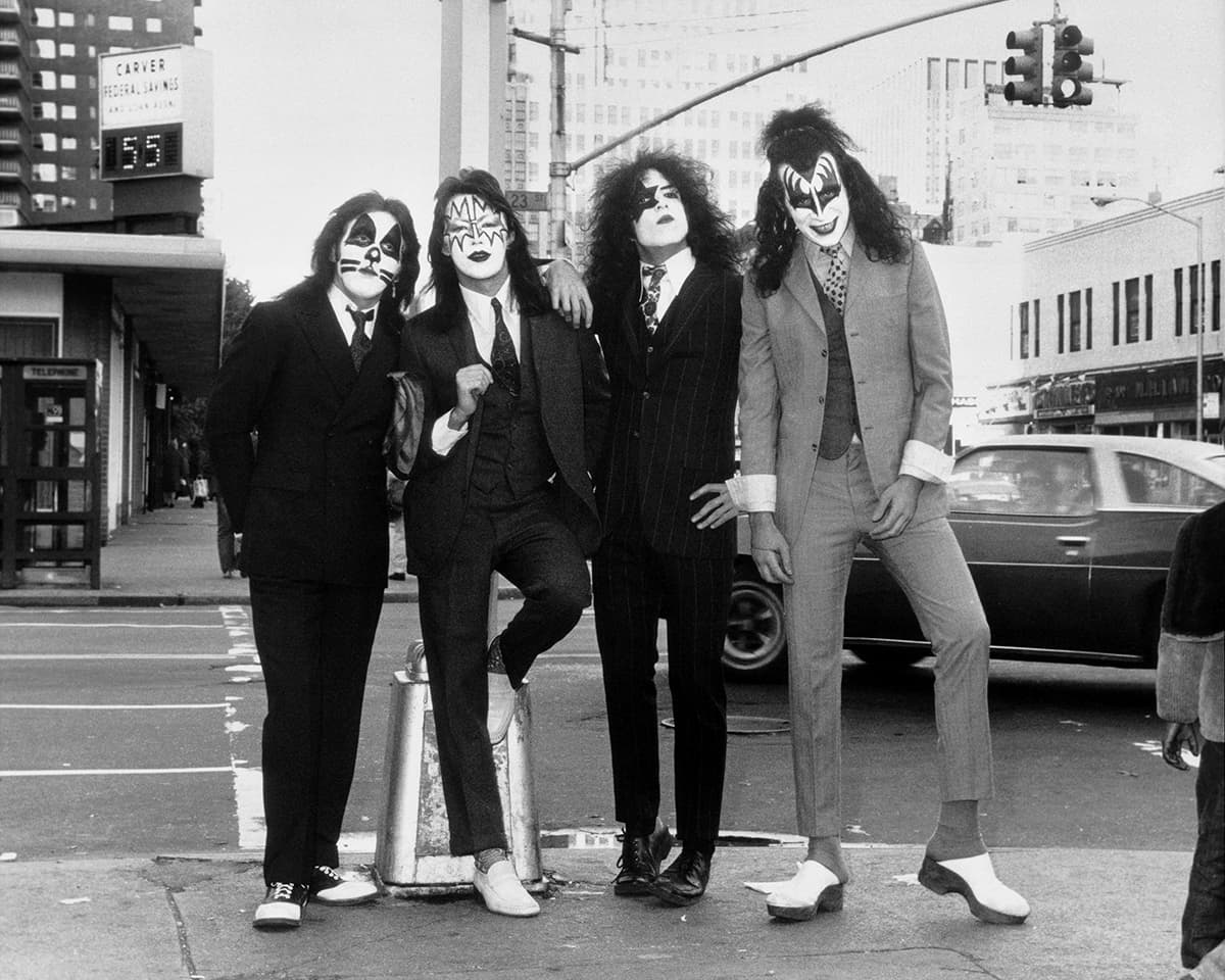 KISS: Γιορτάζουν τα 50 χρόνια του “Dressed To Kill” με ηχητική περιήγηση στη Νέα Υόρκη