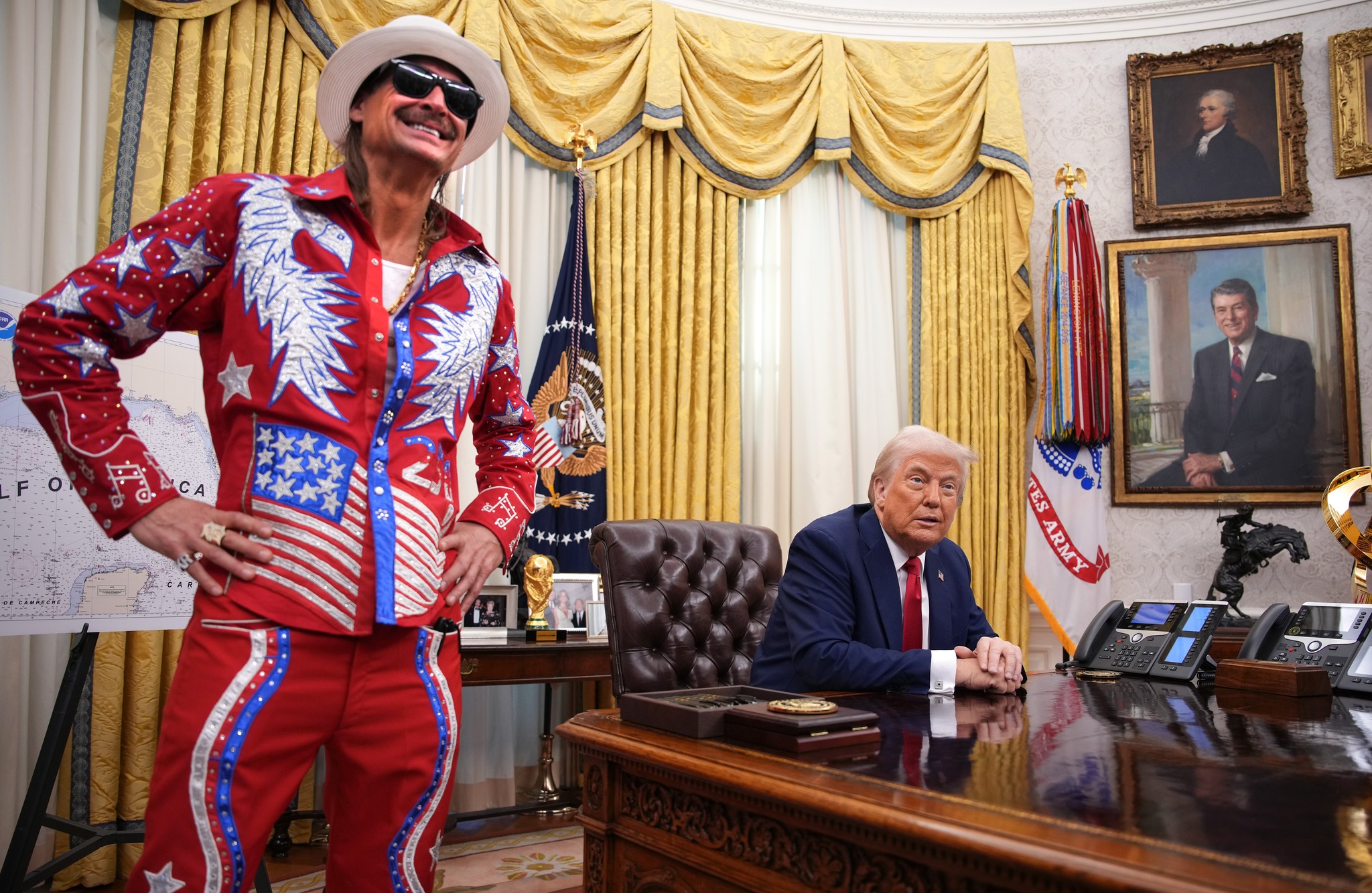 Trump και Kid Rock υπογράφουν ρύθμιση για την πάταξη των λαθρεμπόρων εισιτηρίων