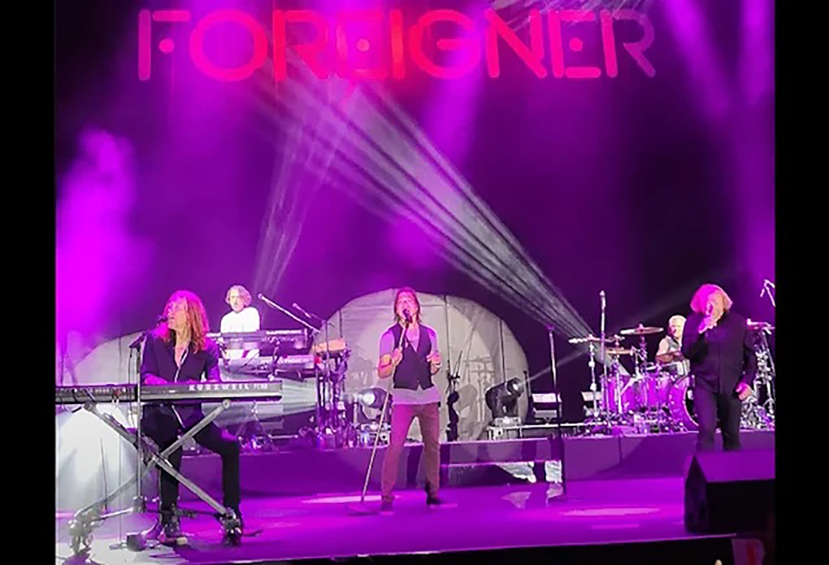 Παρακολουθήστε: Οι Foreigner μαζί με τον LOU GRAMM για τέσσερα τραγούδια στη συναυλία της Πόλης του Μεξικού