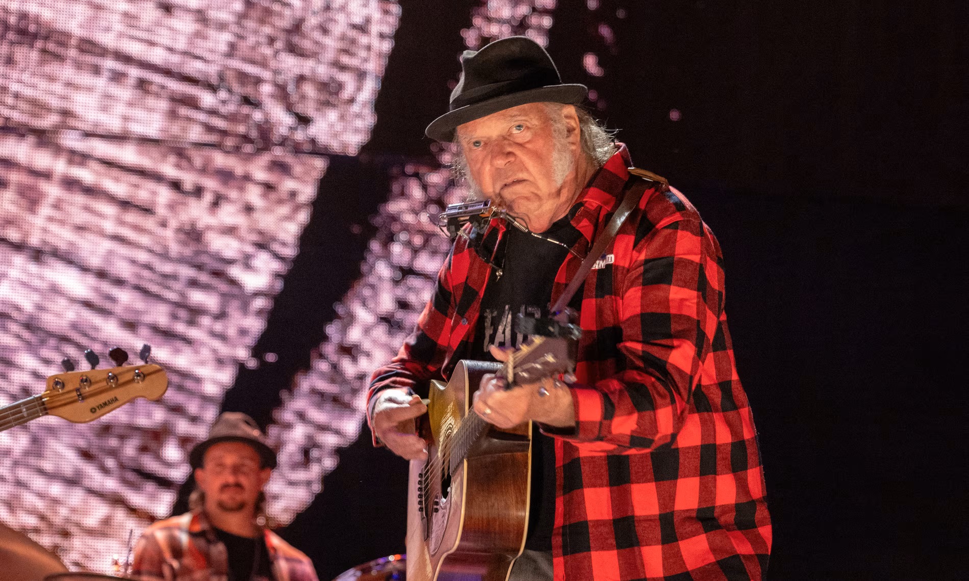 Ο Neil Young λέει ότι μπορεί να του απαγορευτεί η επιστροφή στις ΗΠΑ λόγω της κριτικής του Donald Trump