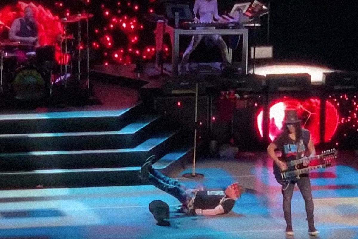 Οι Guns N’ Roses τρολάρουν τον Axl με βίντεο από όλες τις τούμπες του επί σκηνής