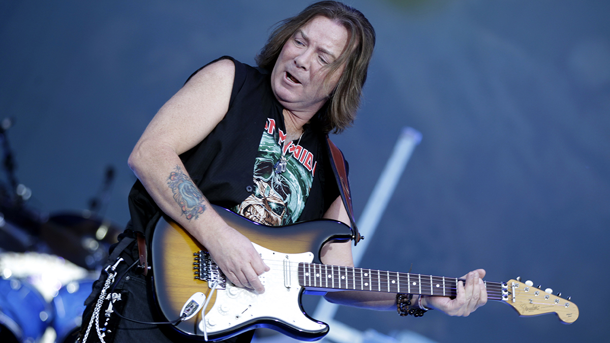 ‘Σε κινητοποιεί’: Ο Dave Murray εξηγεί πώς έχοντας τον Harris ως κύριο συνθέτη επηρέασε τους Iron Maiden, και αναφέρει τι μετανοιώνει για την καριέρα του