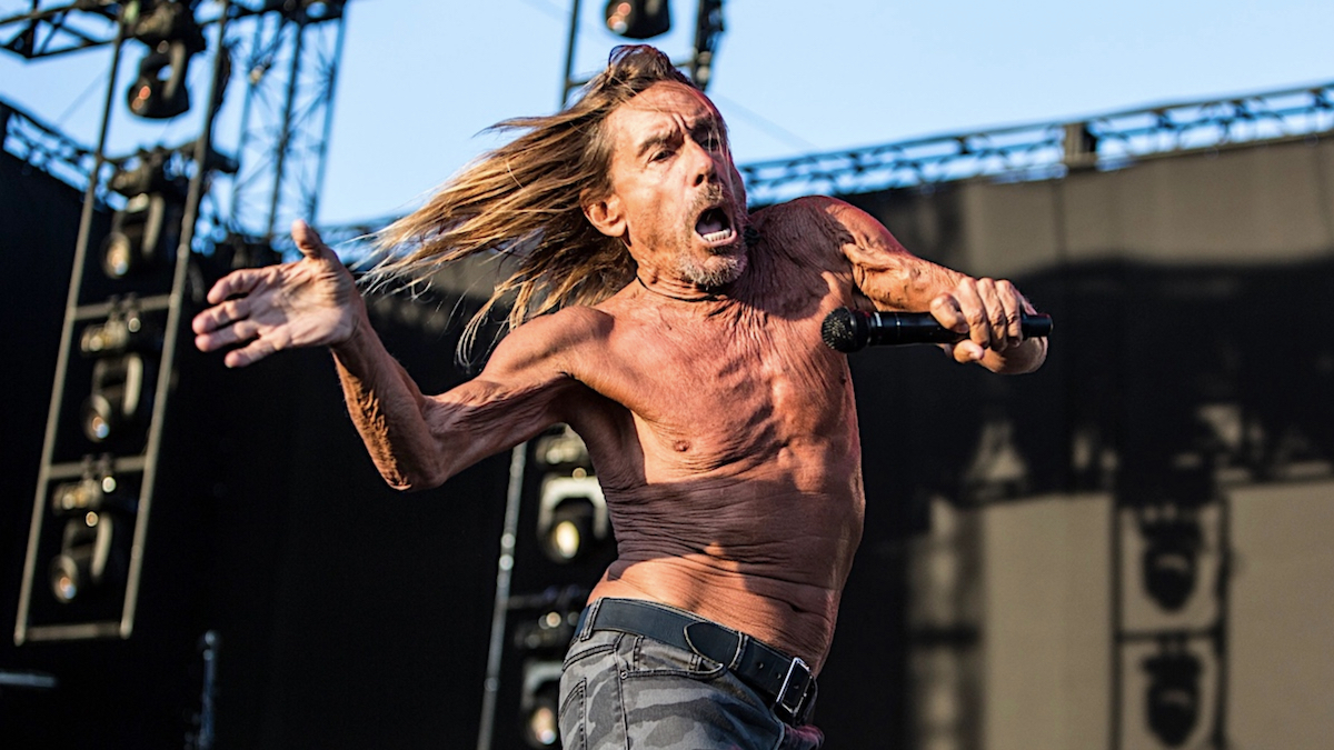 Ο Iggy Pop αποχώρησε από τη σκηνή σε συναυλία του… μέσα σε φέρετρο – Δείτε βίντεο