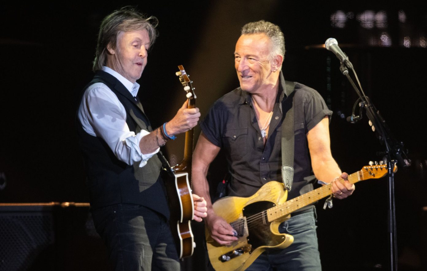 O Paul McCartney μαζί με τον Bruce Springsteen στη σκηνή του Λίβερπουλ να διασκευάσουν Beatles