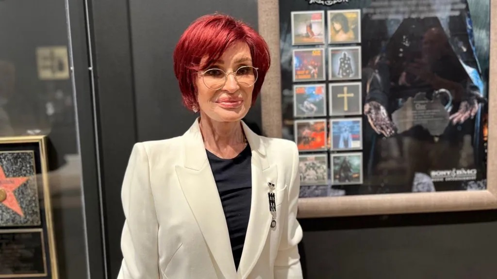 Η Sharon Osbourne εγκαινιάζει την έκθεση του Ozzy στο Birmingham