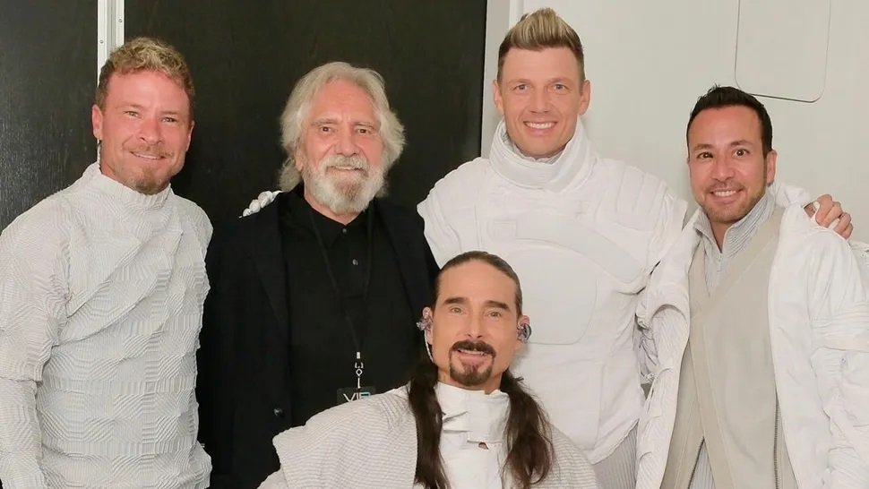Ο μπασίστας των Black Sabbath Geezer Butler σε συναυλία των Backstreet Boys