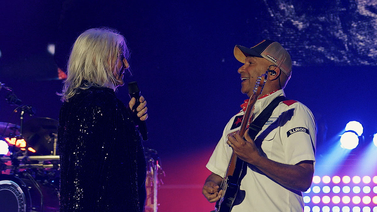 Ο TOM MORELLO μαζί με τους DEF LEPPARD στη σκηνή του OTTAWA BLUESTFEST για να ερμηνεύσουν το ‘Just Like 73’