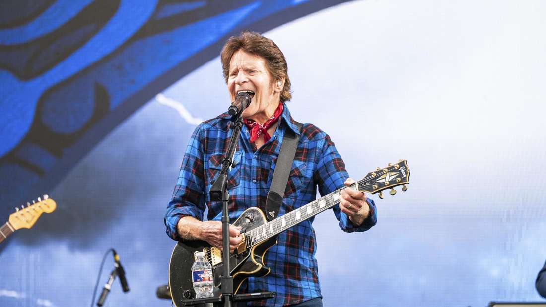 Ο θρύλος του CREEDENCE CLEARWATER REVIVAL JOHN FOGERTY κυκλοφορεί νέες ηχογραφήσεις των «Travelin’ Band» και «Long As I Can See The Light»