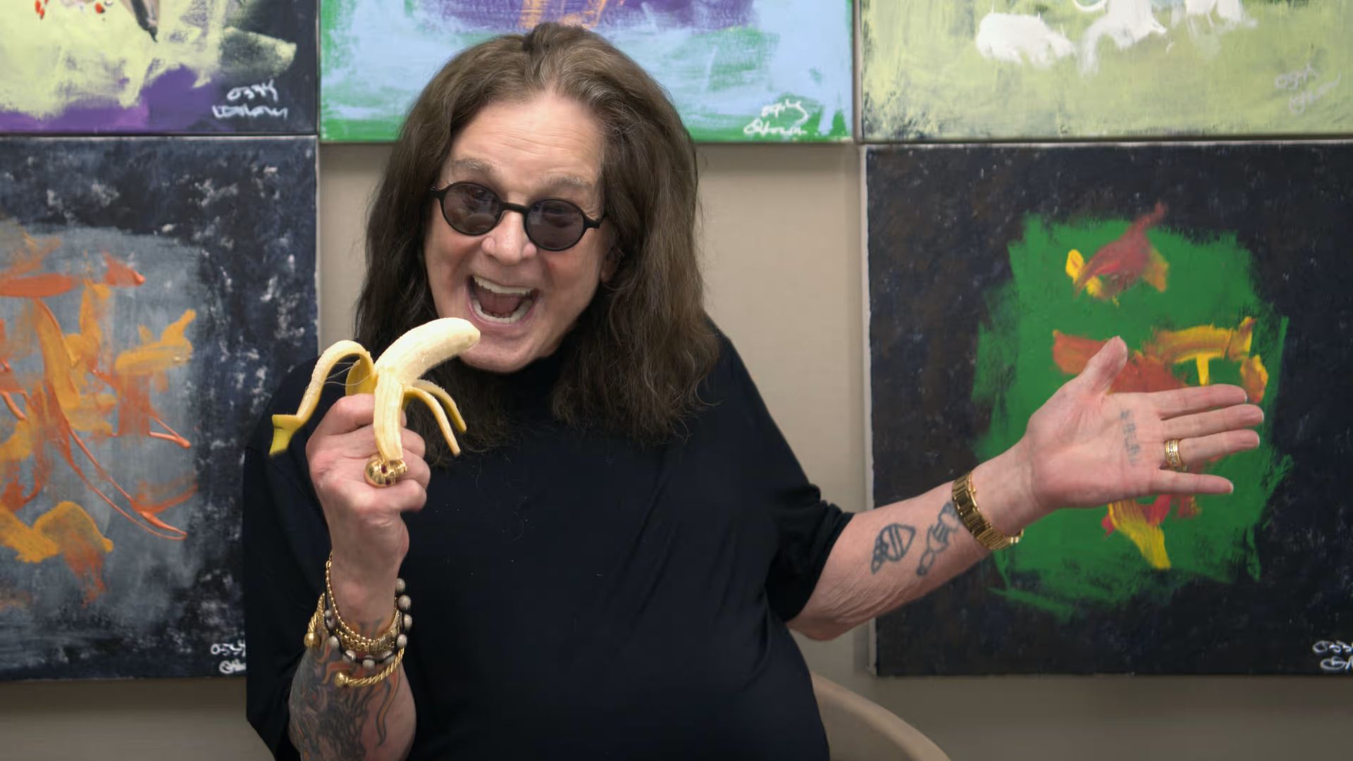 Ο OZZY OSBOURNE σε νέα συνεργασία με χιμπατζήδες