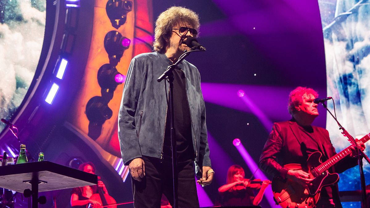 Δείτε τον Jeff Lynne να ανοίγει την τελευταία περιοδεία των ELO με σπασμένο χέρι
