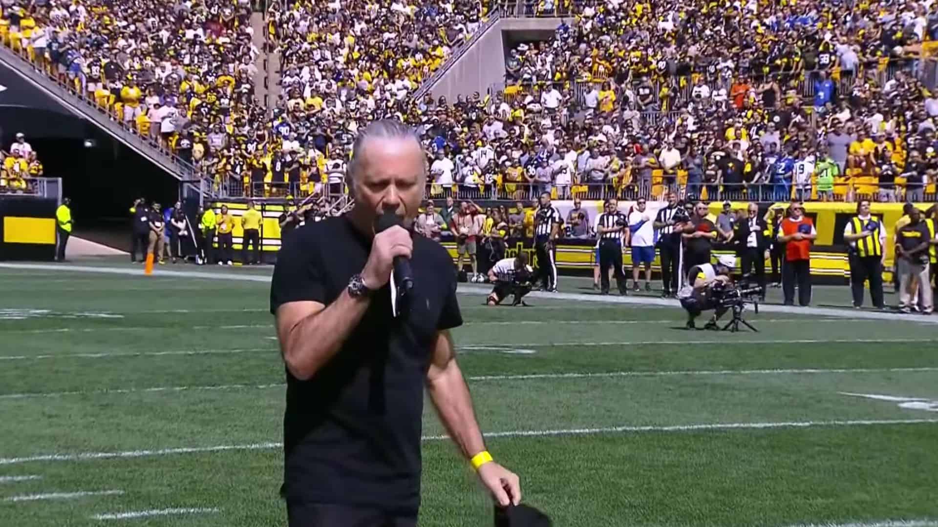 Ο BRUCE DICKINSON τραγουδά τον εθνικό ύμνο των ΗΠΑ στον αγώνα NFL μεταξύ των PITTSBURGH STEELERS και των SEATTLE SEAHAWKS