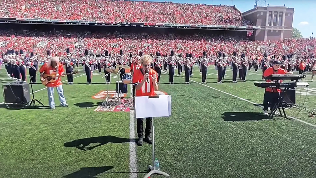 Δείτε τα μέλη της κλασικής σύνθεσης των REO Speedwagon να επανενώνονται για πρώτη φορά μετά από 37 χρόνια