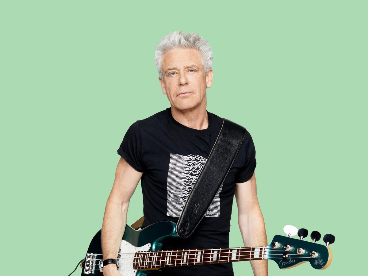 Ο Adam Clayton των U2 βγάζει σε δημοπρασία τη συλλογή μπάσων του