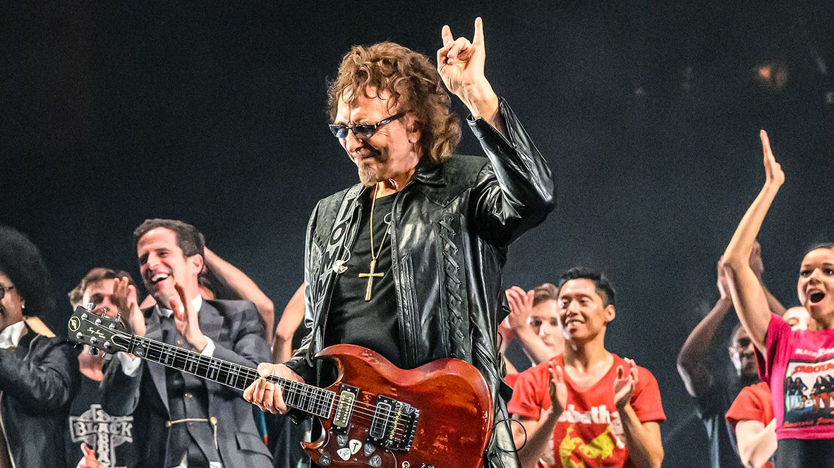 Ο TONY IOMMI κάνει έκπληξη με την εμφάνισή του στη σκηνή κατά την πρεμιέρα του «Black Sabbath – The Ballet» 2025 στο Λονδίνο