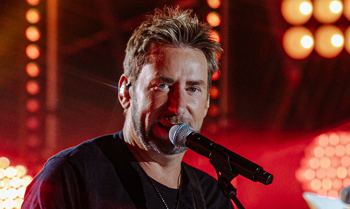 Ο CHAD KROEGER των NICKELBACK τραγουδάει το «Enter Sandman» των METALLICA στο πάρτι γενεθλίων του SAMMY HAGAR