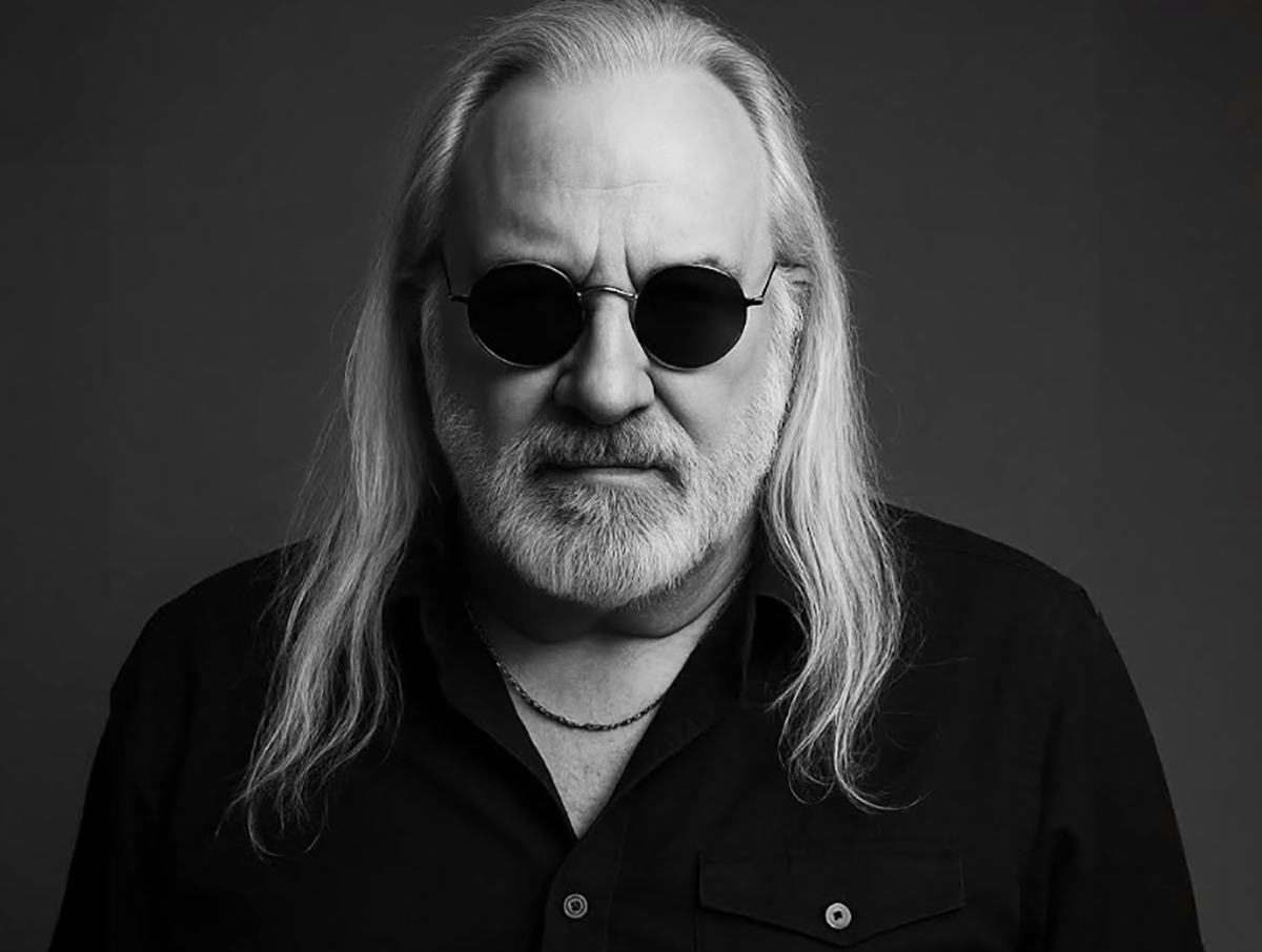 Ο πρώην μάνατζερ των GUNS N’ ROSES, ALAN NIVEN, μηνύει το συγκρότημα για να μη μπλοκάρουν την κυκλοφορία των απομνημονευμάτων του