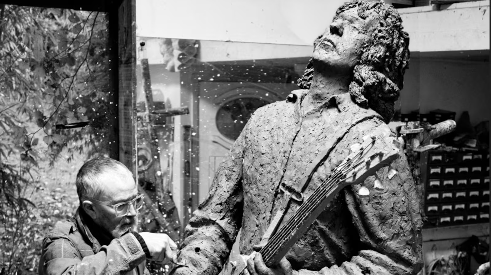 GARY MOORE: Στο “φως” οι πρώτες εικόνες του αγάλματός του για το Μπέλφαστ