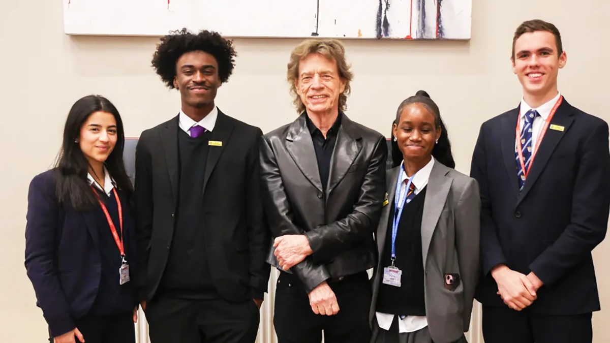 Ο Mick Jagger κάνει μια επίσκεψη έκπληξη στο παλιό του σχολείο