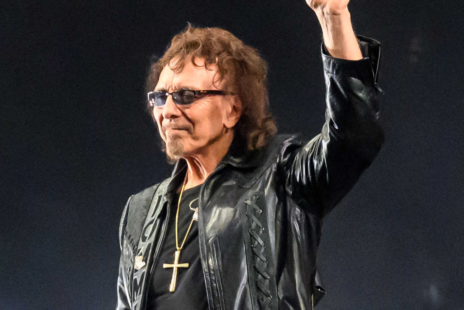Ο Tony Iommi άναψε τα χριστουγεννιάτικα φώτα στο Μπρόντγουεϊ του Ηνωμένου Βασιλείου