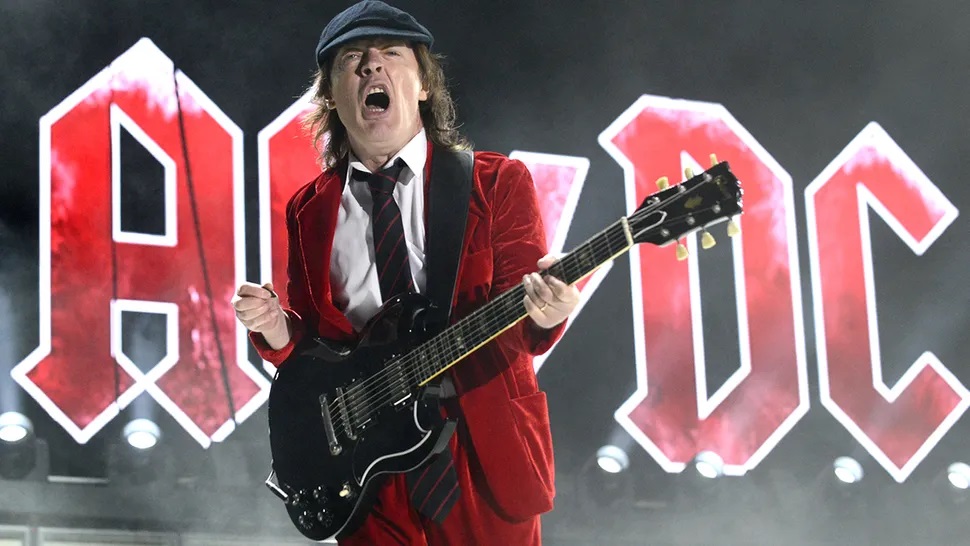Πρέπει ο Angus Young των ACDC να αποσυρθεί από την ενεργό δράση;