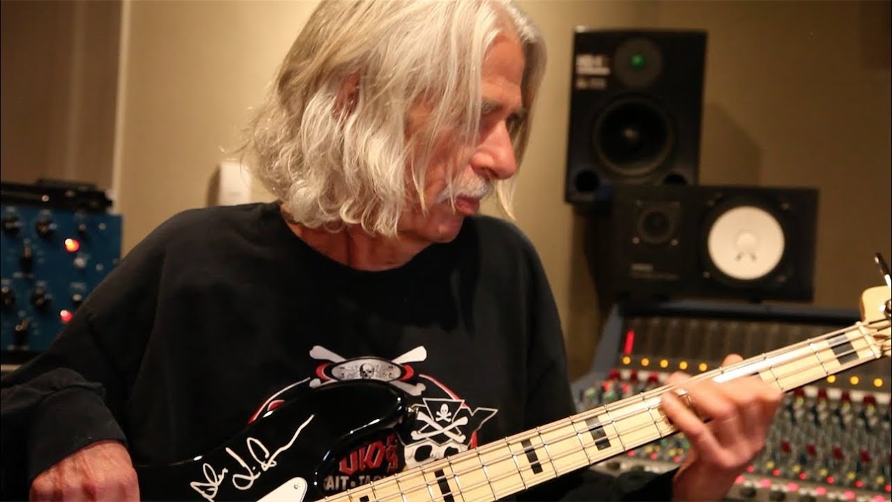 «Έχω ένα πρόβλημα με το χέρι μου που με εμποδίζει να παίζω καλά» δήλωσε ο MIKE LEVINE των TRIUMPH