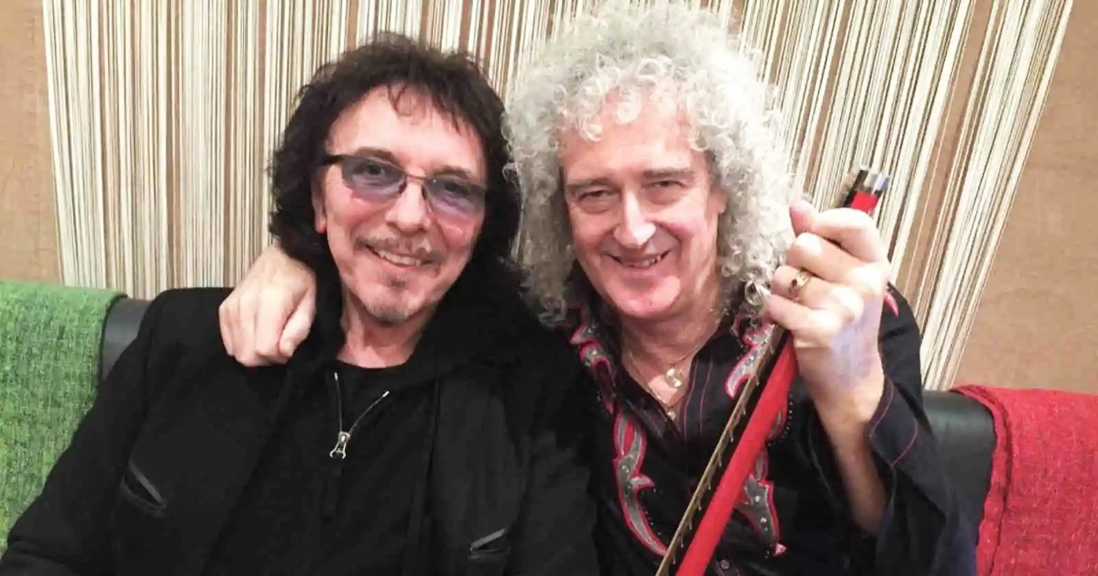 Ο Brian May των Queen κάνει στον καλύτερό του φίλο Tony Iommi των Black Sabbath ένα ειδικά σχεδιασμένο δώρο, που χρειάστηκε δύο χρόνια για να φτιαχτεί