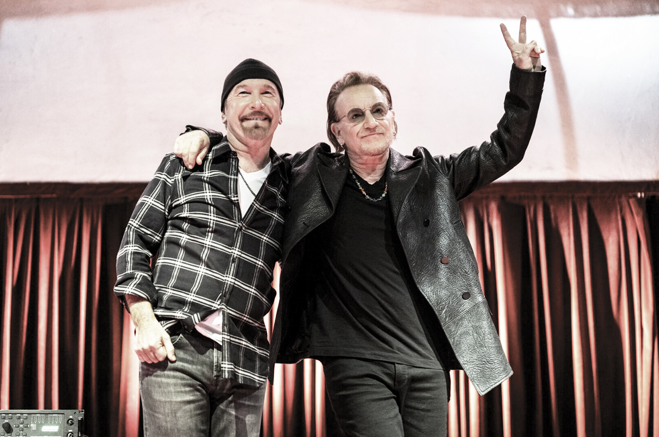 Οι U2 μοιράζονται την πλήρη ζωντανή ακουστική ερμηνεία του Bono και του The Edge για το βραβείο Woody Guthrie