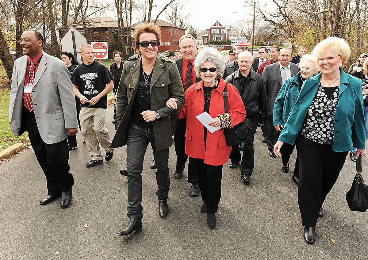 Ο Richie Sambora ευχαριστεί τους θαυμαστές του για την υποστήριξή τους μετά το θάνατο της μητέρας του