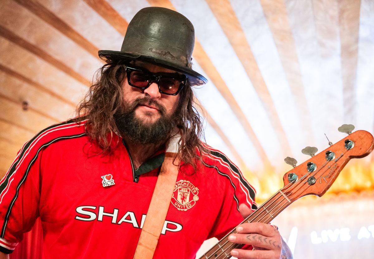 Ο Jason Momoa παίζει Oasis με μπλούζα της Μάντσεστερ Γιουνάιτεντ και γίνεται viral