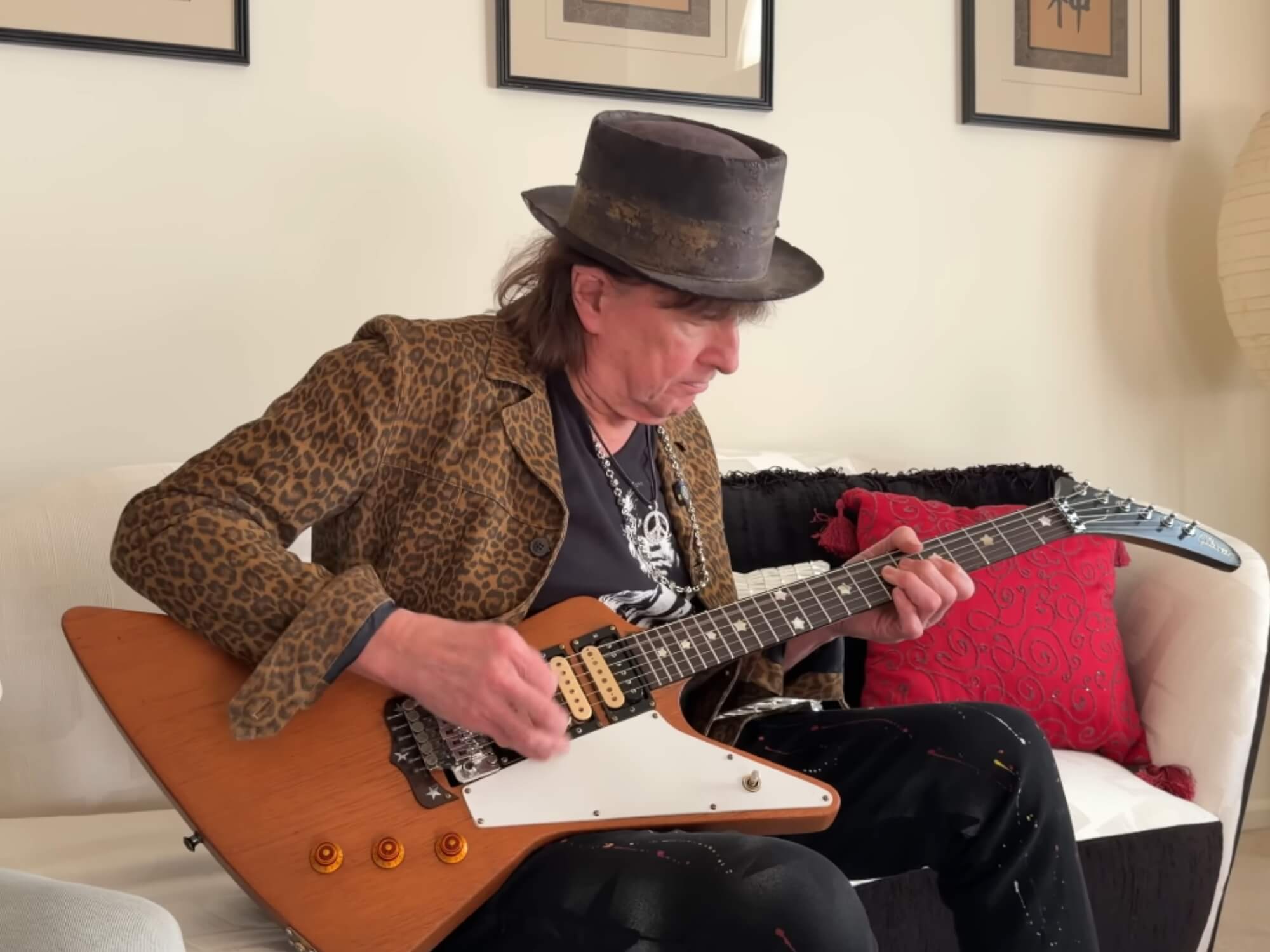Ο Richie Sambora ξαναβρήκε την κλεμμένη Gibson Explorer του μετά από 41 χρόνια