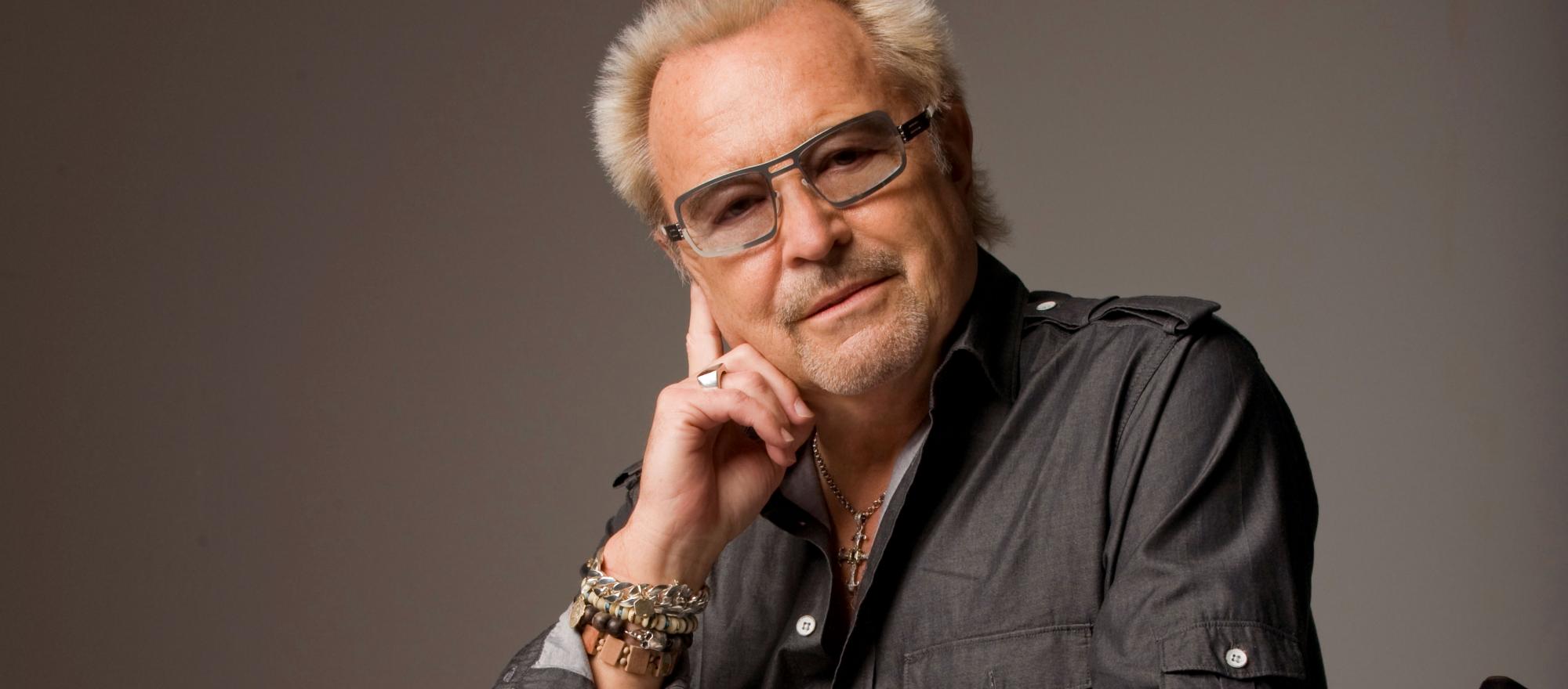 Δείτε τους FOREIGNER να ερμηνεύουν το «Say You Will» ζωντανά και ακουστικά στη συναυλία «Double Vision: 40th Anniversary Concert»