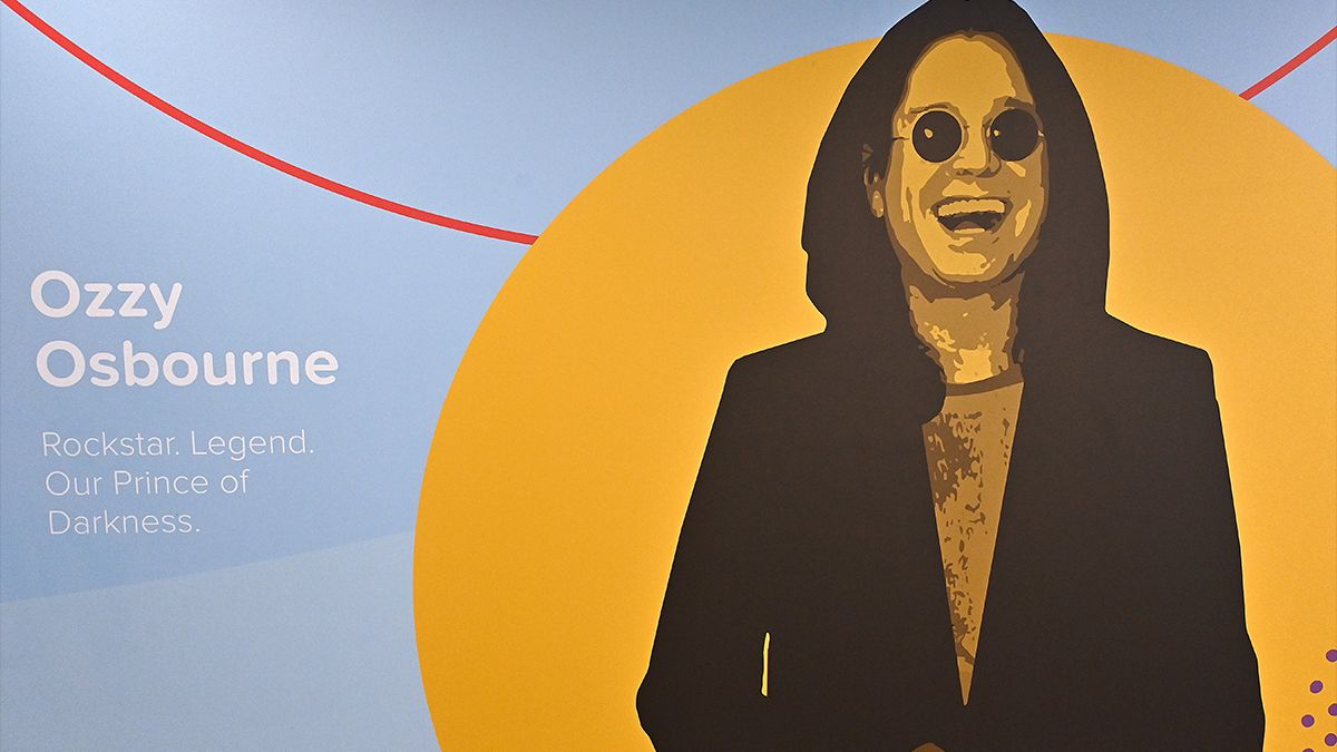 Ο Ozzy Osbourne στο Ιcons Wall του αεροδρομίου του Μπέρμιγχαμ