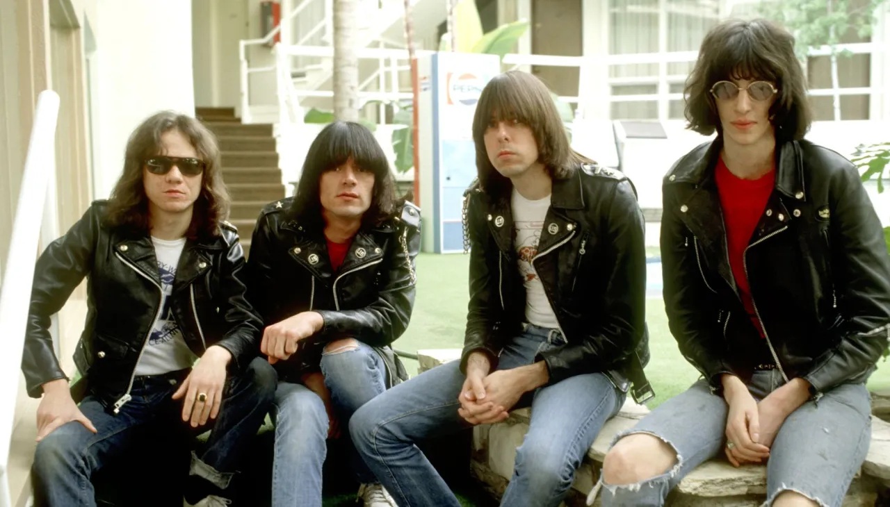 Νέο βιβλίο των RAMONES, με την αφορμή των 50 χρόνων από το ντεμπούτο άλμπουμ τους