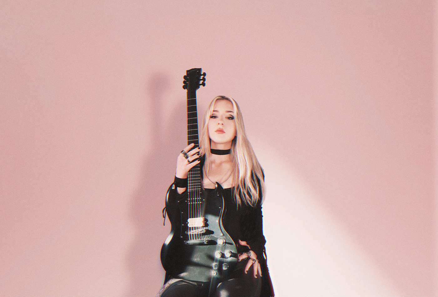 Ο Alice Cooper ανακοίνωσε τη νέα κιθαρίστρια Anna Cara